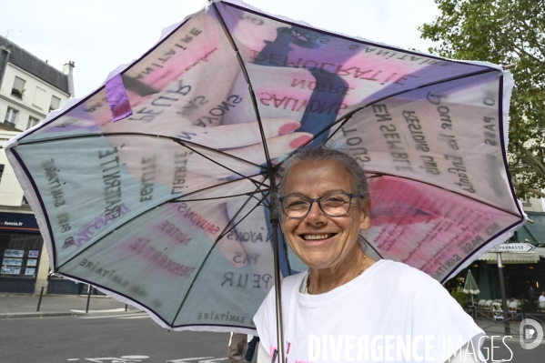 Marche nationale citoyenne et pacifique, Tous en blanc, organisée par le collectif Paris pour la liberté. contre la gestion de la crise sanitaire par le gouvernement. Paris le 28 aour 2021. Contre le passe sanitaire QR code.