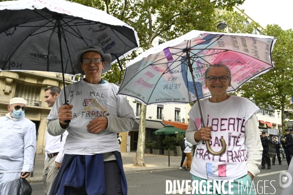 Marche nationale citoyenne et pacifique, Tous en blanc, organisée par le collectif Paris pour la liberté. contre la gestion de la crise sanitaire par le gouvernement. Paris le 28 aour 2021. Contre le passe sanitaire QR code.