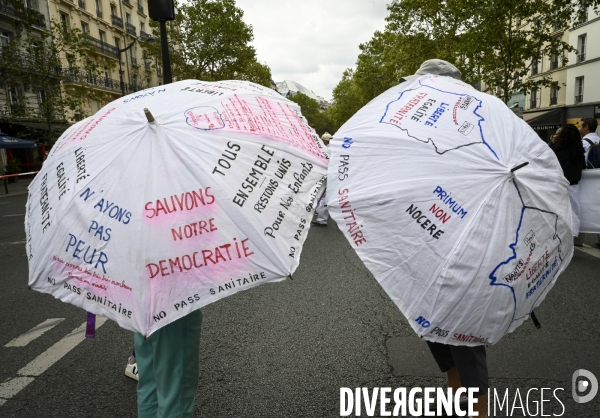 Marche nationale citoyenne et pacifique, Tous en blanc, organisée par le collectif Paris pour la liberté. contre la gestion de la crise sanitaire par le gouvernement. Paris le 28 aour 2021. Contre le passe sanitaire QR code.