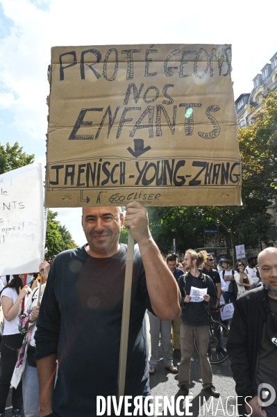 Marche nationale citoyenne et pacifique, Tous en blanc, organisée par le collectif Paris pour la liberté. contre la gestion de la crise sanitaire par le gouvernement. Paris le 28 aour 2021. Contre le passe sanitaire QR code.