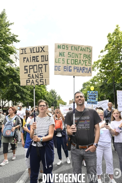 Marche nationale citoyenne et pacifique, Tous en blanc, organisée par le collectif Paris pour la liberté. contre la gestion de la crise sanitaire par le gouvernement. Paris le 28 aour 2021. Contre le passe sanitaire QR code.