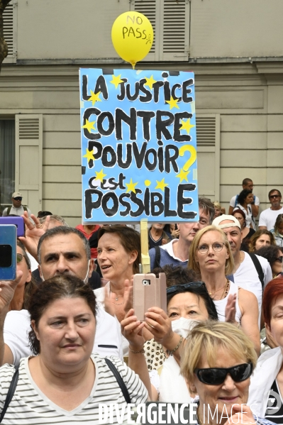 Marche nationale citoyenne et pacifique, Tous en blanc, organisée par le collectif Paris pour la liberté. contre la gestion de la crise sanitaire par le gouvernement. Paris le 28 aour 2021. Contre le passe sanitaire QR code.