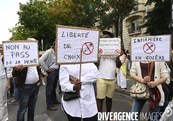 Marche nationale citoyenne et pacifique, Tous en blanc, organisée par le collectif Paris pour la liberté. contre la gestion de la crise sanitaire par le gouvernement. Paris le 28 aour 2021. Contre le passe sanitaire QR code.