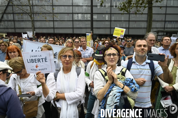 Marche nationale citoyenne et pacifique, Tous en blanc, organisée par le collectif Paris pour la liberté. contre la gestion de la crise sanitaire par le gouvernement. Paris le 28 aour 2021. Contre le passe sanitaire QR code.