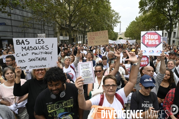 Marche nationale citoyenne et pacifique, Tous en blanc, organisée par le collectif Paris pour la liberté. contre la gestion de la crise sanitaire par le gouvernement. Paris le 28 aour 2021. Contre le passe sanitaire QR code.