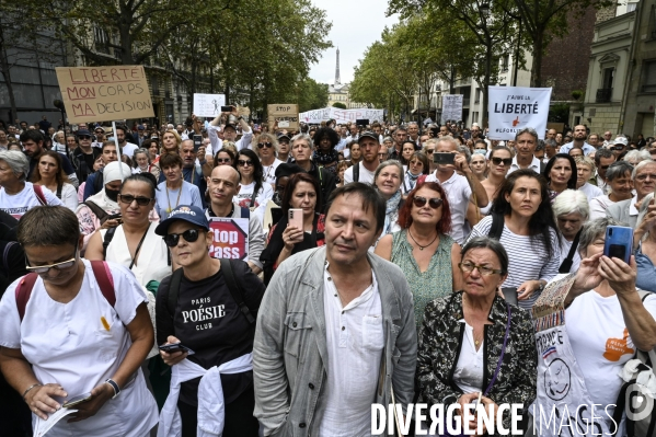 Marche nationale citoyenne et pacifique, Tous en blanc, organisée par le collectif Paris pour la liberté. contre la gestion de la crise sanitaire par le gouvernement. Paris le 28 aour 2021. Contre le passe sanitaire QR code.