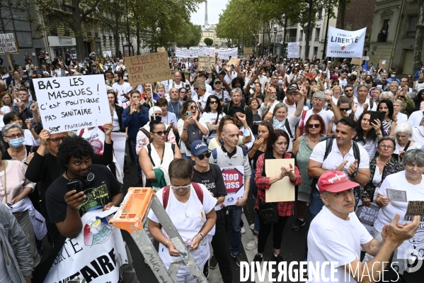 Marche nationale citoyenne et pacifique, Tous en blanc, organisée par le collectif Paris pour la liberté. contre la gestion de la crise sanitaire par le gouvernement. Paris le 28 aour 2021. Contre le passe sanitaire QR code.