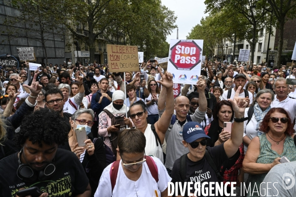 Marche nationale citoyenne et pacifique, Tous en blanc, organisée par le collectif Paris pour la liberté. contre la gestion de la crise sanitaire par le gouvernement. Paris le 28 aour 2021. Contre le passe sanitaire QR code.