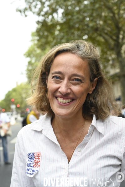 Alexandra Henrion Caude, généticienne et ancienne directrice de l Inserm, à la Marche nationale citoyenne et pacifique, Tous en blanc, organisée par le collectif Paris pour la liberté. Contre la gestion de la crise sanitaire par le gouvernement.