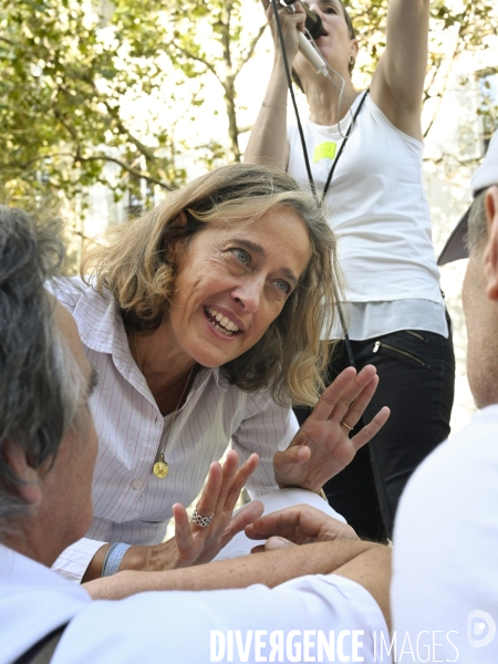 Alexandra Henrion Caude, généticienne et ancienne directrice de l Inserm, à la Marche nationale citoyenne et pacifique, Tous en blanc, organisée par le collectif Paris pour la liberté. Contre la gestion de la crise sanitaire par le gouvernement.