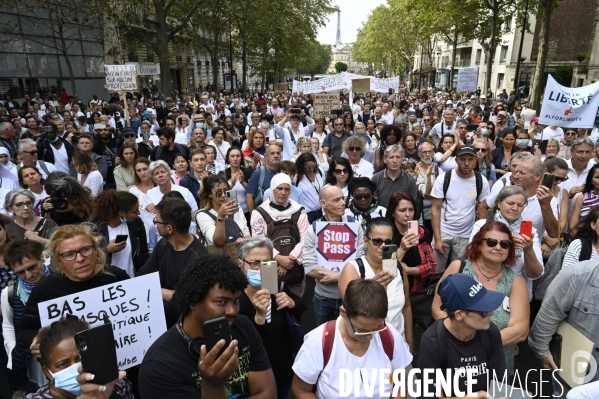 Marche nationale citoyenne et pacifique, Tous en blanc, organisée par le collectif Paris pour la liberté. contre la gestion de la crise sanitaire par le gouvernement. Paris le 28 aour 2021. Contre le passe sanitaire QR code.