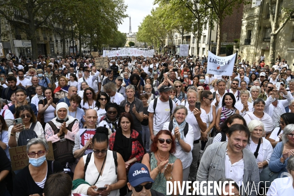 Marche nationale citoyenne et pacifique, Tous en blanc, organisée par le collectif Paris pour la liberté. contre la gestion de la crise sanitaire par le gouvernement. Paris le 28 aour 2021. Contre le passe sanitaire QR code.