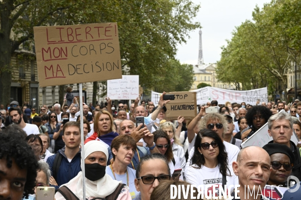 Marche nationale citoyenne et pacifique, Tous en blanc, organisée par le collectif Paris pour la liberté. contre la gestion de la crise sanitaire par le gouvernement. Paris le 28 aour 2021. Contre le passe sanitaire QR code.