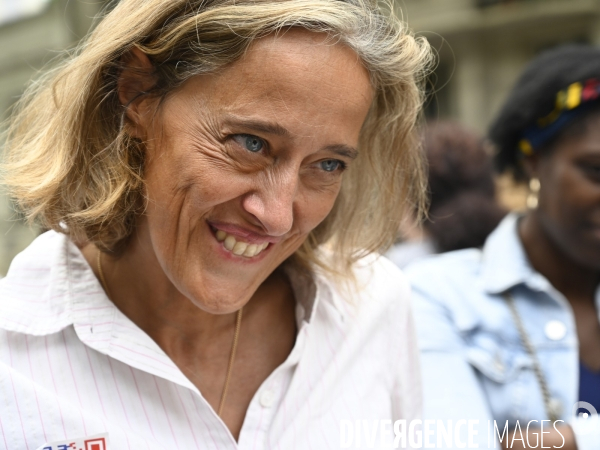 Alexandra Henrion Caude, généticienne et ancienne directrice de l Inserm, à la Marche nationale citoyenne et pacifique, Tous en blanc, organisée par le collectif Paris pour la liberté. Contre la gestion de la crise sanitaire par le gouvernement.