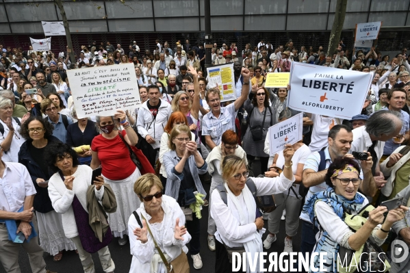 Marche nationale citoyenne et pacifique, Tous en blanc, organisée par le collectif Paris pour la liberté. contre la gestion de la crise sanitaire par le gouvernement. Paris le 28 aour 2021. Contre le passe sanitaire QR code.