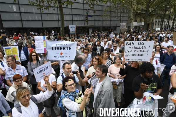 Marche nationale citoyenne et pacifique, Tous en blanc, organisée par le collectif Paris pour la liberté. contre la gestion de la crise sanitaire par le gouvernement. Paris le 28 aour 2021. Contre le passe sanitaire QR code.