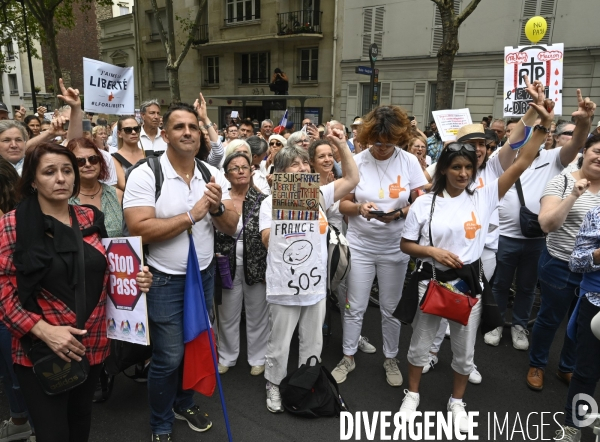 Marche nationale citoyenne et pacifique, Tous en blanc, organisée par le collectif Paris pour la liberté. contre la gestion de la crise sanitaire par le gouvernement. Paris le 28 aour 2021. Contre le passe sanitaire QR code.