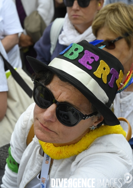 Marche nationale citoyenne et pacifique, Tous en blanc, organisée par le collectif Paris pour la liberté. contre la gestion de la crise sanitaire par le gouvernement. Paris le 28 aour 2021. Contre le passe sanitaire QR code.