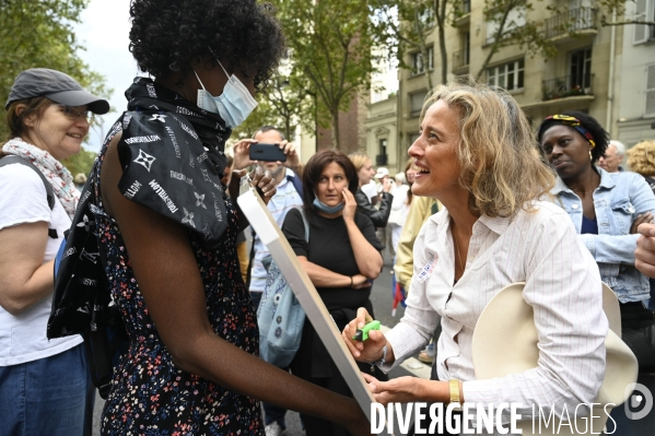 Alexandra Henrion Caude, généticienne et ancienne directrice de l Inserm, à la Marche nationale citoyenne et pacifique, Tous en blanc, organisée par le collectif Paris pour la liberté. Contre la gestion de la crise sanitaire par le gouvernement.