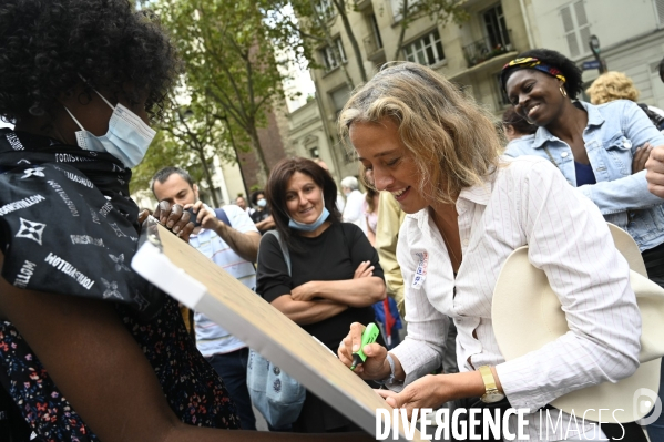 Alexandra Henrion Caude, généticienne et ancienne directrice de l Inserm, à la Marche nationale citoyenne et pacifique, Tous en blanc, organisée par le collectif Paris pour la liberté. Contre la gestion de la crise sanitaire par le gouvernement.