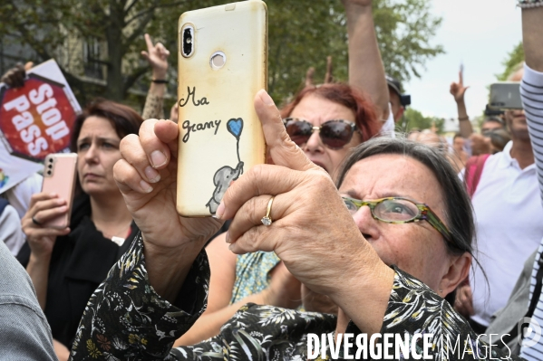 Marche nationale citoyenne et pacifique, Tous en blanc, organisée par le collectif Paris pour la liberté. contre la gestion de la crise sanitaire par le gouvernement. Paris le 28 aour 2021. Contre le passe sanitaire QR code.