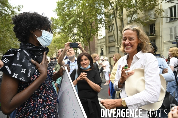 Alexandra Henrion Caude, généticienne et ancienne directrice de l Inserm, à la Marche nationale citoyenne et pacifique, Tous en blanc, organisée par le collectif Paris pour la liberté. Contre la gestion de la crise sanitaire par le gouvernement.