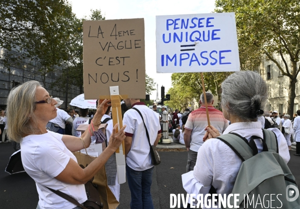 Marche nationale citoyenne et pacifique, Tous en blanc, organisée par le collectif Paris pour la liberté. contre la gestion de la crise sanitaire par le gouvernement. Paris le 28 aour 2021. Contre le passe sanitaire QR code.