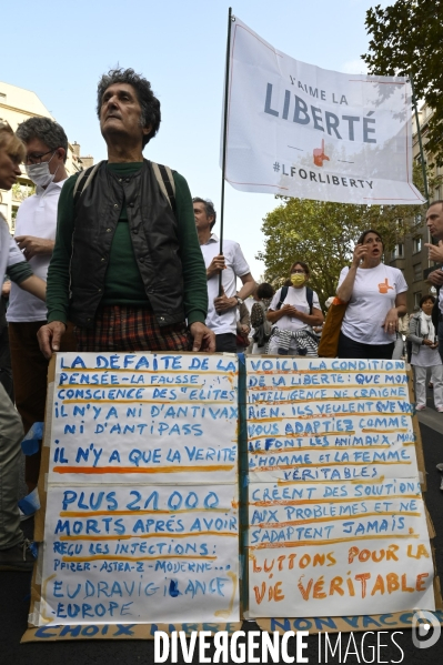 Marche nationale citoyenne et pacifique, Tous en blanc, organisée par le collectif Paris pour la liberté. contre la gestion de la crise sanitaire par le gouvernement. Paris le 28 aour 2021. Contre le passe sanitaire QR code.