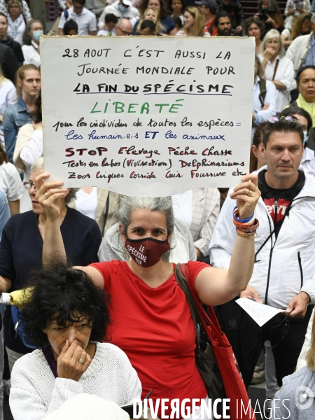 Marche nationale citoyenne et pacifique, Tous en blanc, organisée par le collectif Paris pour la liberté. contre la gestion de la crise sanitaire par le gouvernement. Paris le 28 aour 2021. Contre le passe sanitaire QR code.