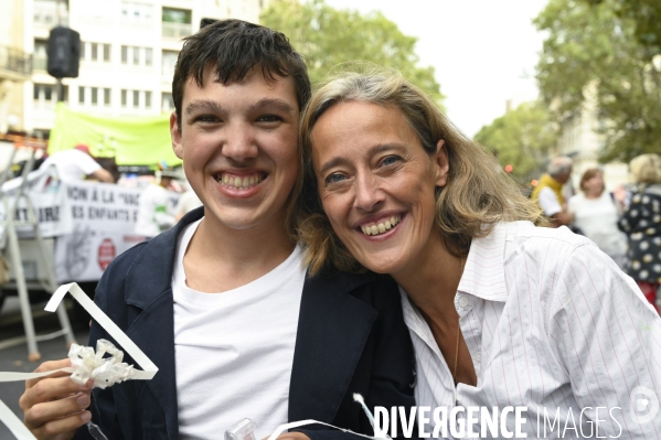 Alexandra Henrion Caude, généticienne et ancienne directrice de l Inserm, à la Marche nationale citoyenne et pacifique, Tous en blanc, organisée par le collectif Paris pour la liberté. Contre la gestion de la crise sanitaire par le gouvernement.