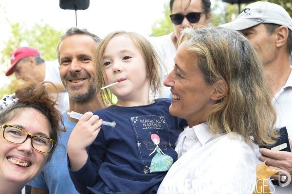 Alexandra Henrion Caude, généticienne et ancienne directrice de l Inserm, à la Marche nationale citoyenne et pacifique, Tous en blanc, organisée par le collectif Paris pour la liberté. Contre la gestion de la crise sanitaire par le gouvernement.