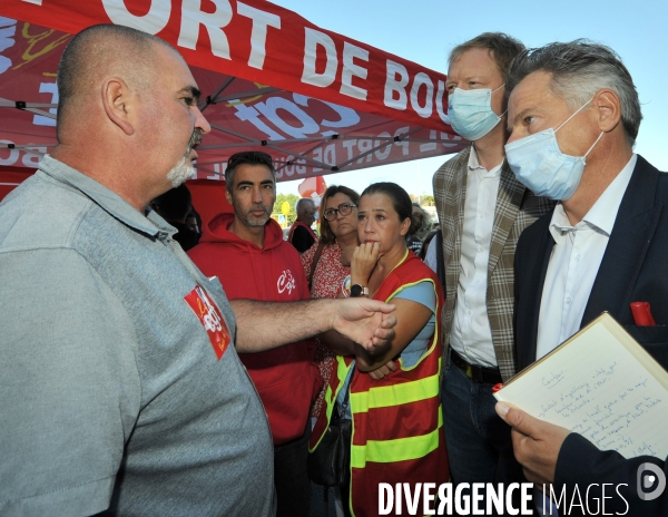 Des élus communistes apportent leur soutien aux salariés de Carrefour Port de Bouc