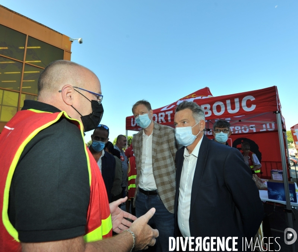 Des élus communistes apportent leur soutien aux salariés de Carrefour Port de Bouc