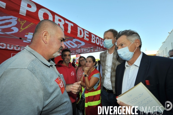 Des élus communistes apportent leur soutien aux salariés de Carrefour Port de Bouc