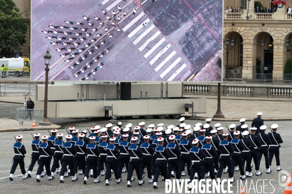 14 juillet. Défilé militaire.