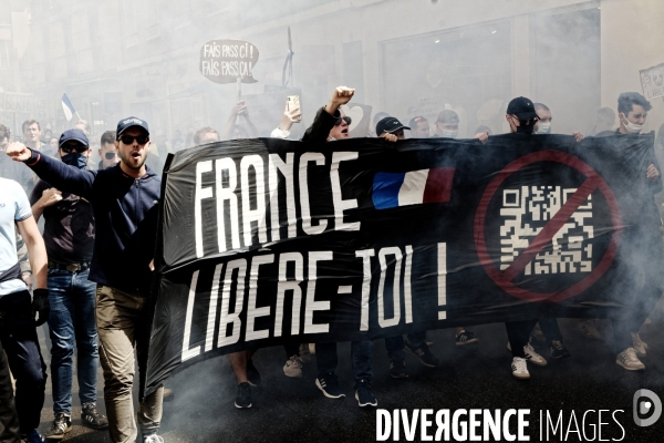 Manifestation d identitaires anti-pass et anti-vax à Tours (37)