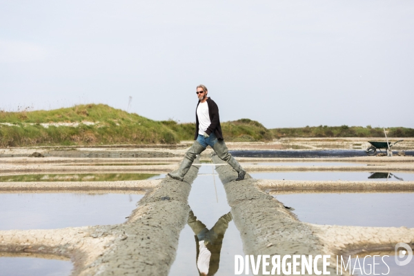 Paludiers dans les marais salants de Guérande