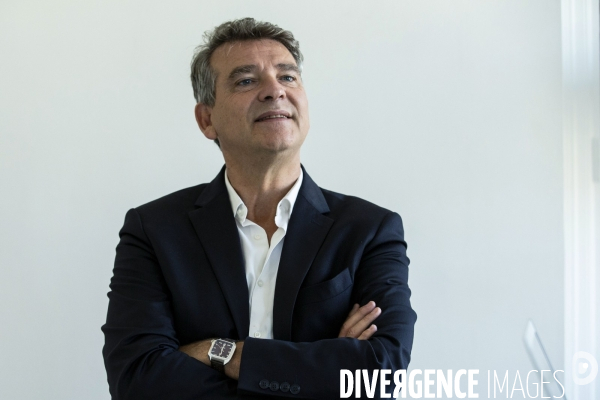 Arnaud MONTEBOURG,  avocat, entrepreneur et homme politique, candidat à l élection présidentielle de 2022, dans les bureaux de sa société à Paris.