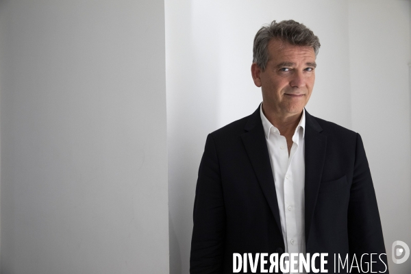 Arnaud MONTEBOURG,  avocat, entrepreneur et homme politique, candidat à l élection présidentielle de 2022, dans les bureaux de sa société à Paris.