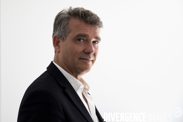 Arnaud MONTEBOURG,  avocat, entrepreneur et homme politique, candidat à l élection présidentielle de 2022, dans les bureaux de sa société à Paris.