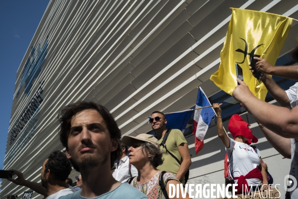 Manif de soutien au Pr Raoult devant l IHU