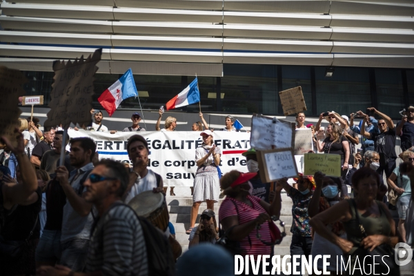 Manif de soutien au Pr Raoult devant l IHU