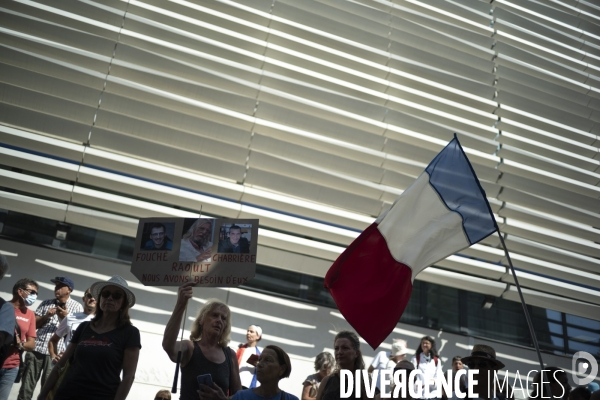 Manif de soutien au Pr Raoult devant l IHU