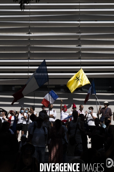 Manif de soutien au Pr Raoult devant l IHU