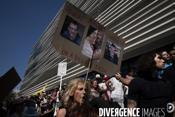 Manif de soutien au Pr Raoult devant l IHU