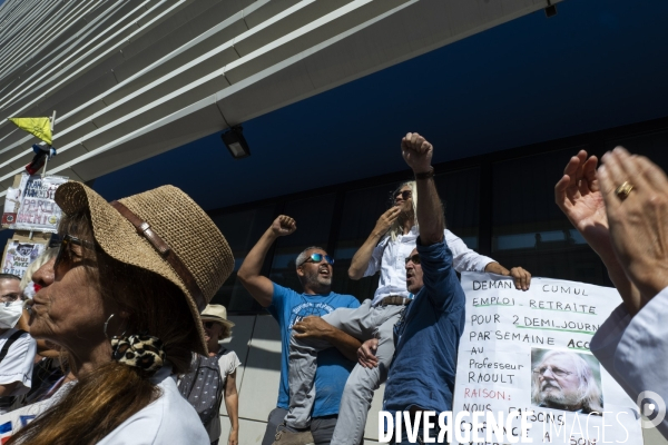 Manif de soutien au Pr Raoult devant l IHU