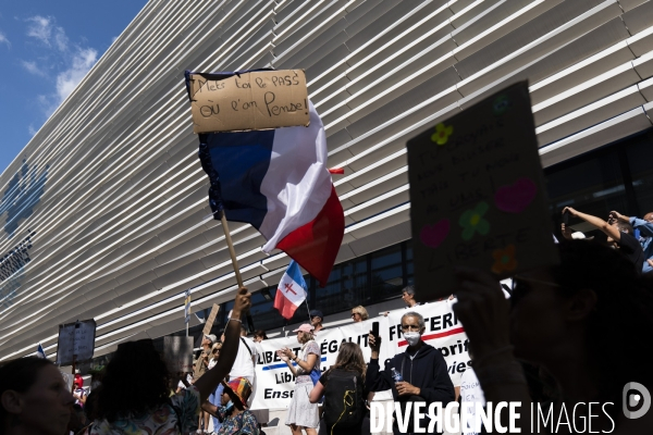 Manif de soutien au Pr Raoult devant l IHU