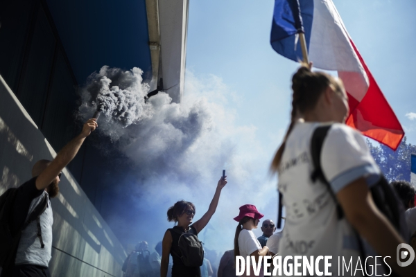 Manif de soutien au Pr Raoult devant l IHU