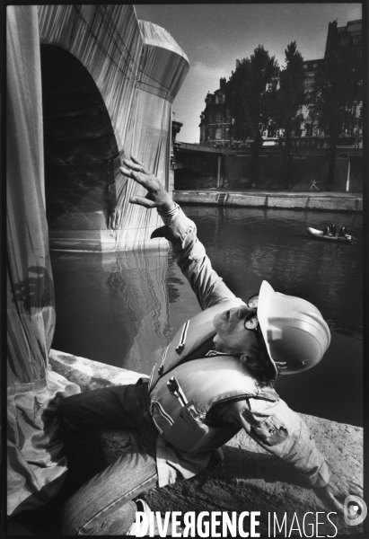 L artiste Christo emballe le Pont-Neuf à Paris