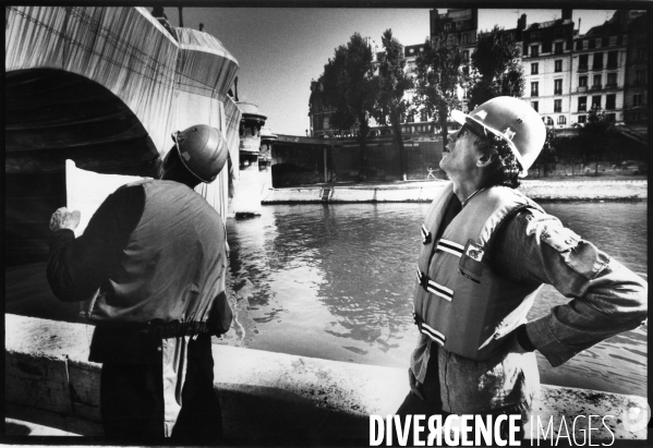 L artiste Christo emballe le Pont-Neuf à Paris